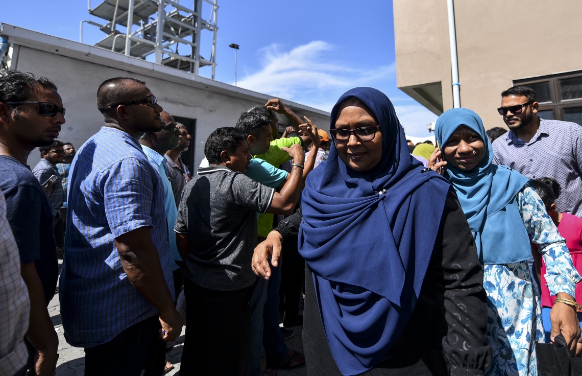 މާލެ: އޮކްޓޯބަރު 10، 2018: ހުޅުމާލޭގެ ދެ ވަނަ ފިޔަވަހިން 400 ގޯތި ގަންނަން ބޭނުންވާ މީހުންނަށް އެ ފުރުސަތު ހުޅުވާލުމާ އެކު، ގޯތީގެ ފޯމު ލުމަށް ހައުސިން މިނިސްޓްރީ ކައިރީގައި މީހުން ކިޔޫ ހަދައިގެން---ފޮޓޯ: އަހުމަދު ނިޝާތު/މިހާރު