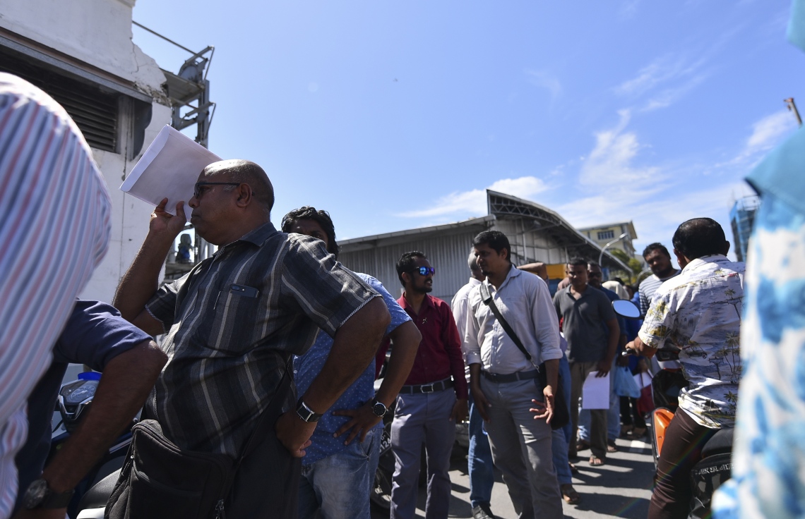 މާލެ: އޮކްޓޯބަރު 10، 2018: ހުޅުމާލޭގެ ދެ ވަނަ ފިޔަވަހިން 400 ގޯތި ގަންނަން ބޭނުންވާ މީހުންނަށް އެ ފުރުސަތު ހުޅުވާލުމާ އެކު، ގޯތީގެ ފޯމު ލުމަށް ހައުސިން މިނިސްޓްރީގެ ކައިރީގައި މީހުން ކިޔޫ ހަދައިގެން---ފޮޓޯ: އަހުމަދު ނިޝާތު/މިހާރު