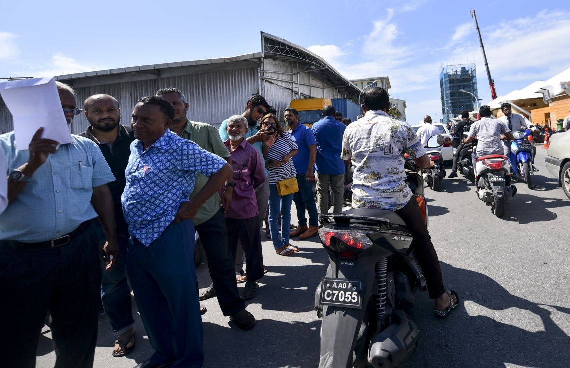 މާލެ: އޮކްޓޯބަރު 10، 2018: ހުޅުމާލޭގެ ދެ ވަނަ ފިޔަވަހިން 400 ގޯތި ގަންނަން ބޭނުންވާ މީހުންނަށް އެ ފުރުސަތު ހުޅުވާލުމާ އެކު، ގޯތީގެ ފޯމު ލުމަށް ހައުސިން މިނިސްޓްރީ ކައިރީގައި މީހުން ކިޔޫ ހަދައިގެން---ފޮޓޯ: އަހުމަދު ނިޝާތު/މިހާރު
