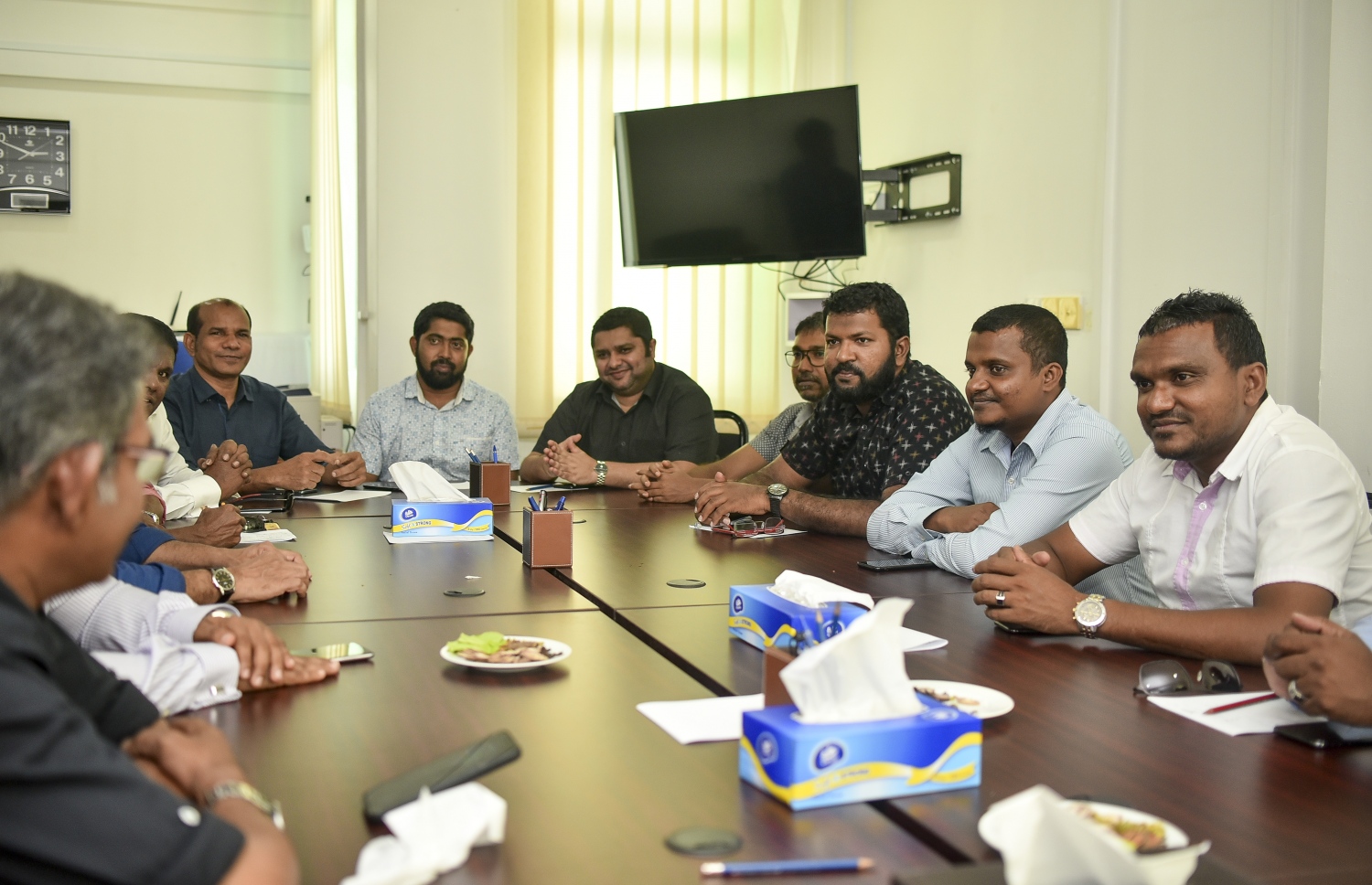 މަޖިލީހުގެ މެމްބަރު ކަމުގެ ގޮނޑި ގެއްލުނު ކަމަށް އީސީން ކަނޑައެޅި މެމްބަރުން. މީގެތެރެއިން ބައެއް މެމްބަރުންގެ ގޮނޑި ނުގެއްލޭ ކަމަށް ސުޕްރީމް ކޯޓުން ހުކުމް ކުރި. --- އަހުމަދު ނިޝާތު/ މިހާރު