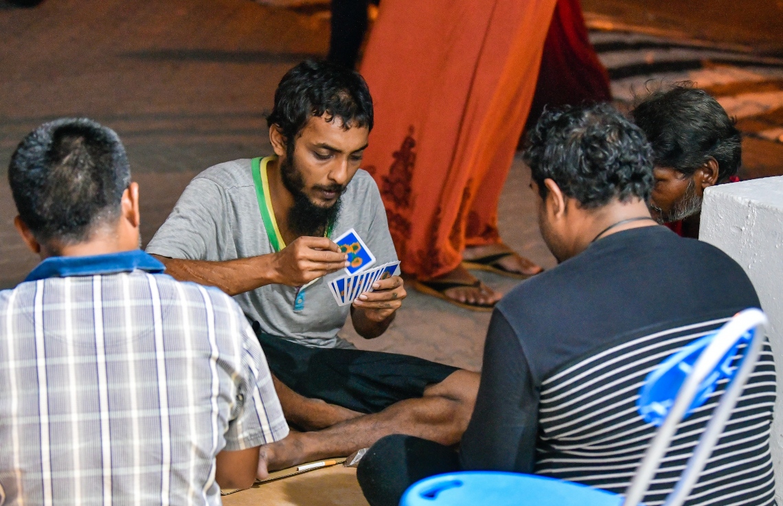 މާލެ: އޮކްޓޯބަރު 10، 2018: ހުޅުމާލޭގެ ދެ ވަނަ ފިޔަވަހިން 400 ގޯތި ގަންނަން ބޭނުންވާ މީހުންނަށް އެ ފުރުސަތު ހުޅުވާލުމާ އެކު، ހައުސިން މިނިސްޓްރީ ކައިރީގައި ދަމާލި ކިޔޫ ދިގުދެމިގެން އައިސް މިއަދު ދޫކުރި 500 ނަމްބަރު ހުސްވުމުން، މާދަމާ ދޫކުރާ 500 ނަމްބަރުގައި ލައްވާލާތޯ މިރޭގެ ނިދި ނަގާލުމަށްފަހު މާދަމާގެ ކިޔޫގައި މަގުމަތީ މަޑުކޮށްގެންތިބި ބަޔަކު ފޫހި ފިލުވުމުގެ ގޮތުން ތާސްކުޅެނީ،---ފޮޓޯ: ހުސައިން ވަހީދު/މިހާރު