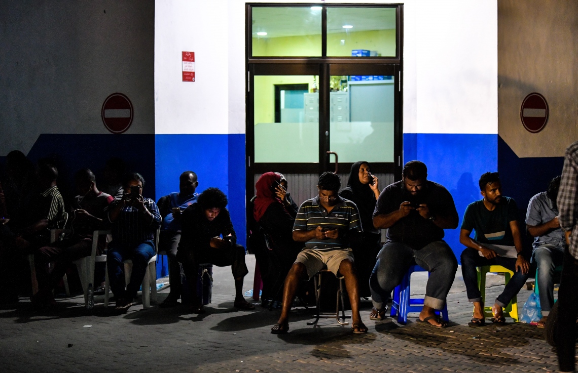 މާލެ: އޮކްޓޯބަރު 10، 2018: ހުޅުމާލޭގެ ދެ ވަނަ ފިޔަވަހިން 400 ގޯތި ގަންނަން ބޭނުންވާ މީހުންނަށް އެ ފުރުސަތު ހުޅުވާލުމާ އެކު، ހައުސިން މިނިސްޓްރީ ކައިރީގައި ދަމާލި ކިޔޫ ދިގުދެމިގެން އައިސް މިއަދު ދޫކުރި 500 ނަމްބަރު ހުސްވުމުން، މާދަމާ ދޫކުރާ 500 ނަމްބަރުގައި ލައްވާލާތޯ މިރޭގެ ނިދި ނަގާލުމަށްފަހު ގިނައަދަދެއްގެ މީހުން ހައުސިން މިނިސްޓްރީ ހުންނަ އިމާރާތާ ޖެހިގެން ހުންނަ އެސްޓީއޯ ގުދަންތައް ކައިރި މާދަމާގެ ކިޔޫގައި މަޑުކޮށްގެން،---ފޮޓޯ: ހުސައިން ވަހީދު/މިހާރު