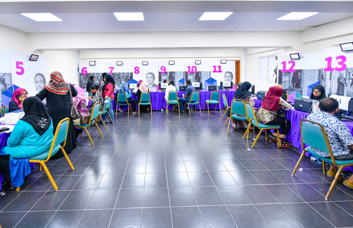 ހުޅުމާލެއިން ގޯތި ގަންނަން ފޯމު ހުށަހަޅަން ހައުސިން މިނިސްޓްރީއަށް ގޮސް ތިބި ބަޔަކު މިރޭ ޚިދުމަތް ހޯދަނީ.---ފޮޓޯ: ހުސައިން ވަހީދު/މިހާރު