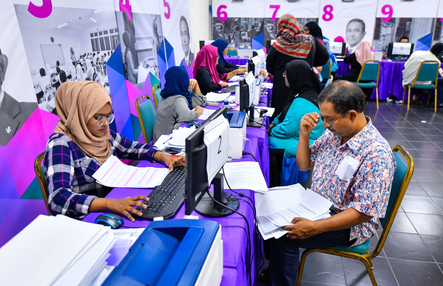 ހުޅުމާލެއިން ވިއްކާ ގޯތި ގަންނަން ބަޔަކު ރޭ ފޯމު ހުށަހަޅަނީ.---ފޮޓޯ: ހުސައިން ވަހީދު/މިހާރު