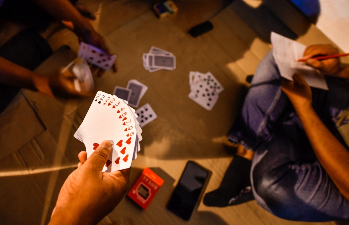 މާލެ: އޮކްޓޯބަރު 10، 2018: ހުޅުމާލޭގެ ދެ ވަނަ ފިޔަވަހިން 400 ގޯތި ގަންނަން ބޭނުންވާ މީހުންނަށް އެ ފުރުސަތު ހުޅުވާލުމާ އެކު، ހައުސިން މިނިސްޓްރީ ކައިރީގައި ދަމާލި ކިޔޫ ދިގުދެމިގެން އައިސް މިއަދު ދޫކުރި 500 ނަމްބަރު ހުސްވުމުން، މާދަމާ ދޫކުރާ 500 ނަމްބަރުގައި ލައްވާލާތޯ މިރޭގެ ނިދި ނަގާލުމަށްފަހު މާދަމާގެ ކިޔޫގައި މަގުމަތީ މަޑުކޮށްގެންތިބި ބަޔަކު ފޫހި ފިލުވުމުގެ ގޮތުން ތާސްކުޅެނީ،---ފޮޓޯ: ހުސައިން ވަހީދު/މިހާރު