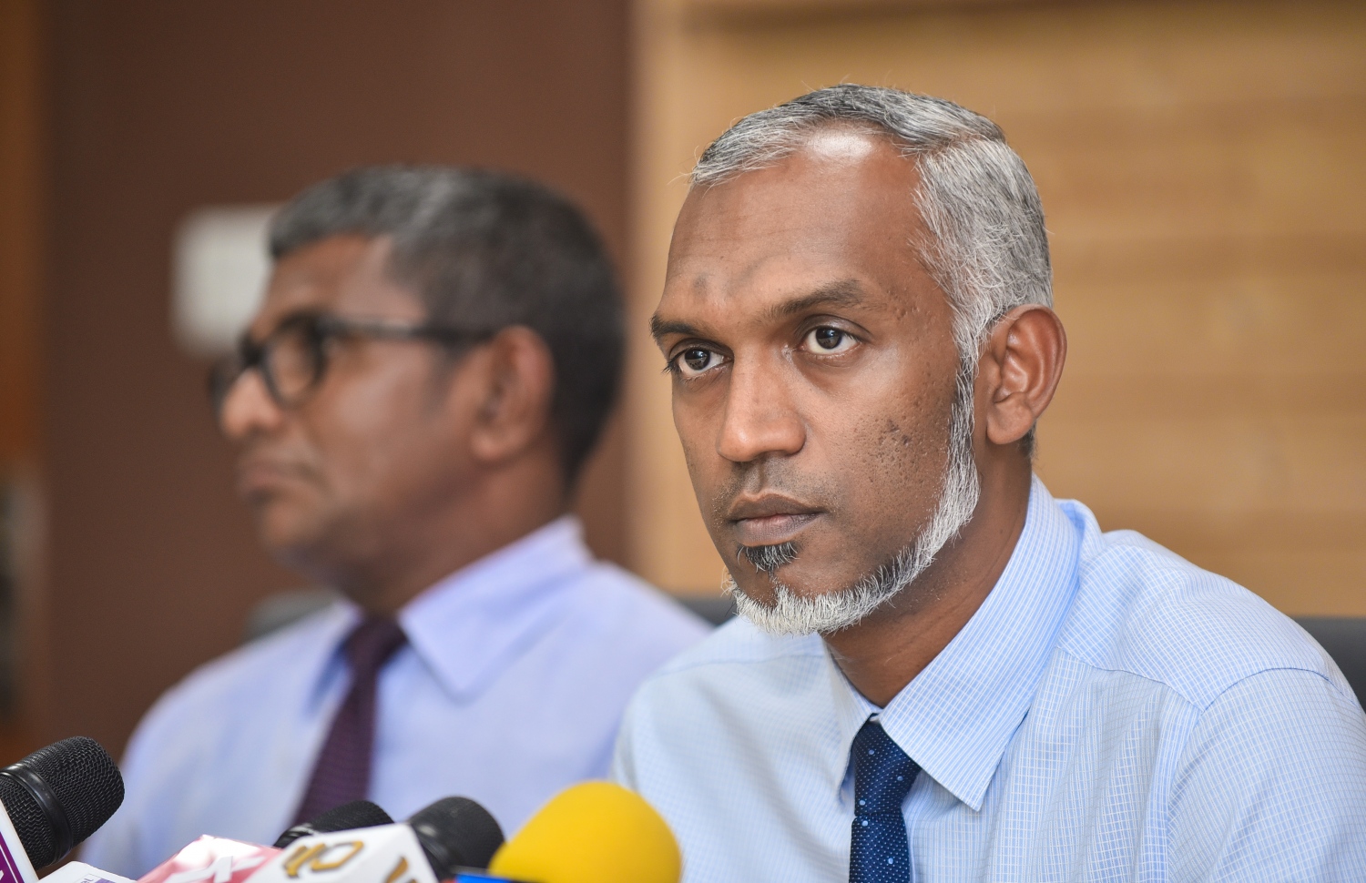 ނޫސްވެރިންގެ ބައްދަލުވުމެއްގައި މިނިސްޓަރު މުއިއްޒު ވާހަކަ ދައްކަވަނީ-- މިހާރު ފޮޓޯ: ހުސެން ވަހީދު