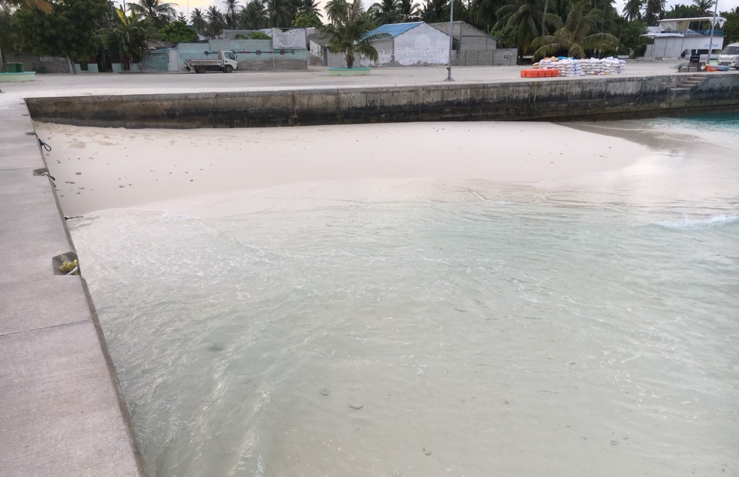 ނެއްލައިދޫ ބަނދަރު ހިކިފައި: ކަނޑުއުޅަނދުފަހަރު ދުއްވާ މީހުންނަށް އެތައް ދައްޗެއް ކުރިމަތިވޭ