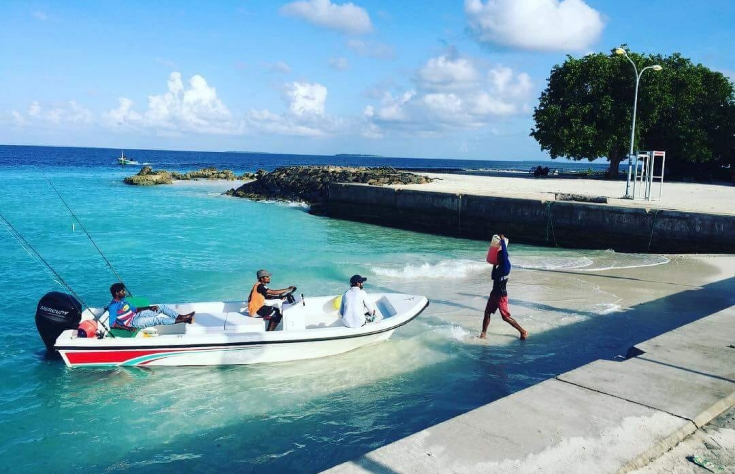 ނެއްލައިދޫ ބަނދަރުގައި ހިކިފައި އޮތް ސަރަހައްދަށް ޑިންގީއެއް ކައިރިކޮށްފައި.