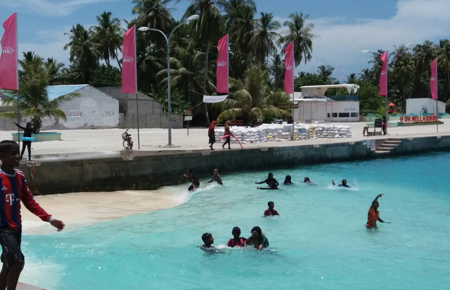 ނެއްލައިދޫ ބަނދަރު ސަރަހައްދަށް އާންމުން މޫދަށް އެރި މަޖާކުރަނީ