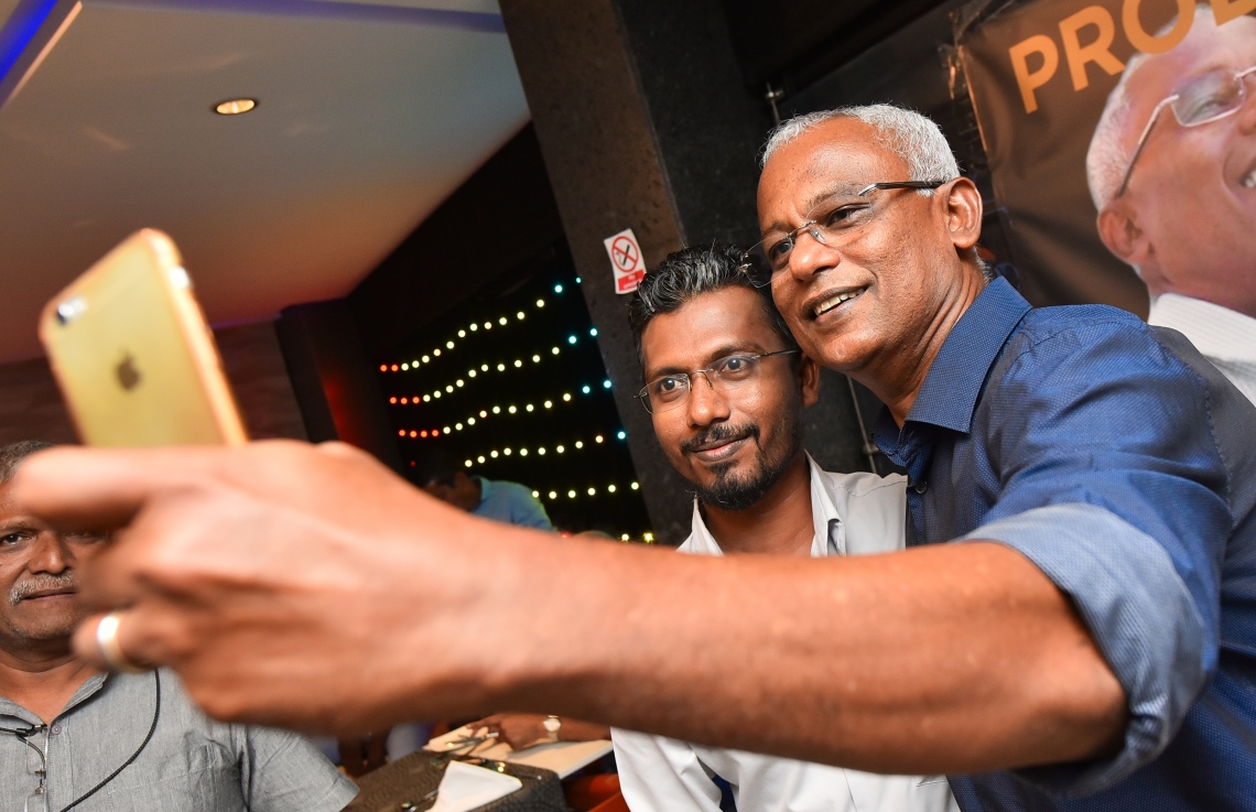 މާލެ: އޮކްޓޫބަރު 13، 2018- ޓީވީއެމްގެ ކުރީގެ މުވައްޒަފުންގެ ޖަމިއްޔާގެ ފަރާތުން އިންތިހާބީ ރައީސް އަދި ޓީވީއެމްގެ ކުރީގެ ޕްރޮޑިއުސަރު އިބްރާހިމް މުހައްމަދު ސޯލިހަށް މަރުހަބާ ދެންނެވުމުގެ ގޮތުން މާގިރި ހޮޓަލުގައި ބޭއްވި އެލުމްނައި ނައިޓްގައި އެ ޖަމިއްޔާގެ މެމްބަރު އަލީ ސުލައިމާނާ އެކު، އިބޫ ސެލްފީއެއް ނަންގަވަނީ.---ފޮޓޯ: ހުސައިން ވަހީދު/މިހާރު