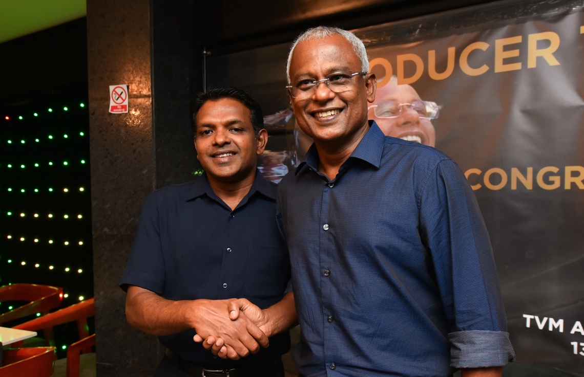 މާލެ: އޮކްޓޫބަރު 13، 2018- ޓީވީއެމްގެ ކުރީގެ މުވައްޒަފުންގެ ޖަމިއްޔާގެ ފަރާތުން އިންތިހާބީ ރައީސް އަދި ޓީވީއެމްގެ ކުރީގެ ޕްރޮޑިއުސަރު އިބްރާހިމް މުހައްމަދު ސޯލިހަށް މަރުހަބާ ދެންނެވުމުގެ ގޮތުން މާގިރި ހޮޓަލުގައި ބޭއްވި އެލުމްނައި ނައިޓްގައި، އެ ޖަމިއްޔާގެ މެމްބަރު އަދި ކުޅުދުއްފުށީ ދެކުނު ދާއިރާގެ ޕީޕީއެމްގެ މެމްބަރު މުހައްމަދު ނަޝީދު އިބޫއާ އެކު ފޮޓޯއަކަށް ހުއްޓިވަޑައިގެން.---ފޮޓޯ: ހުސައިން ވަހީދު/މިހާރު