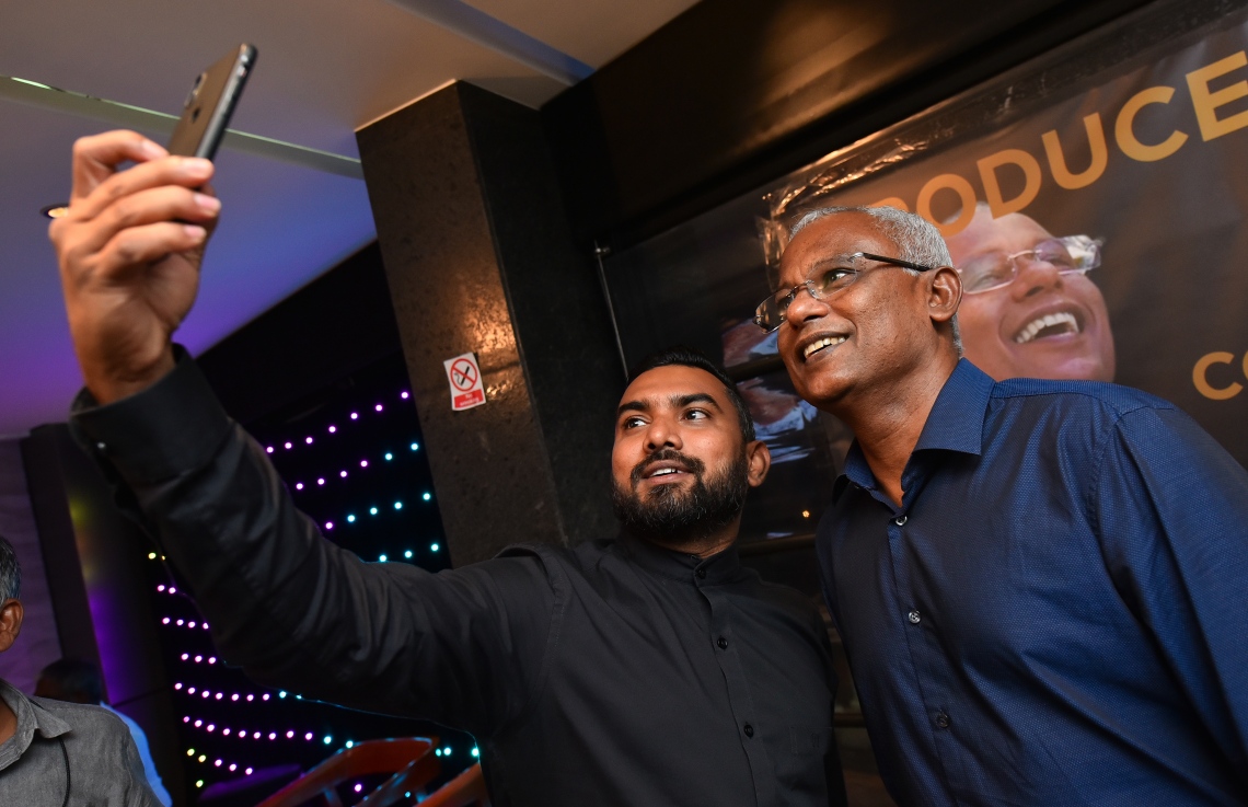 މާލެ: އޮކްޓޫބަރު 13، 2018- ޓީވީއެމްގެ ކުރީގެ މުވައްޒަފުންގެ ޖަމިއްޔާގެ ފަރާތުން އިންތިހާބީ ރައީސް އަދި ޓީވީއެމްގެ ކުރީގެ ޕްރޮޑިއުސަރު އިބްރާހިމް މުހައްމަދު ސޯލިހަށް މަރުހަބާ ދެންނެވުމުގެ ގޮތުން މާގިރި ހޮޓަލުގައި ބޭއްވި އެލުމްނައި ނައިޓްގައި އެ ޖަމިއްޔާގެ މެމްބަރު މޫސާ ވަސީމް އިބޫއާ އެކު ސެލްފީއެއް ނަގަނީ---ފޮޓޯ: ހުސައިން ވަހީދު/މިހާރު