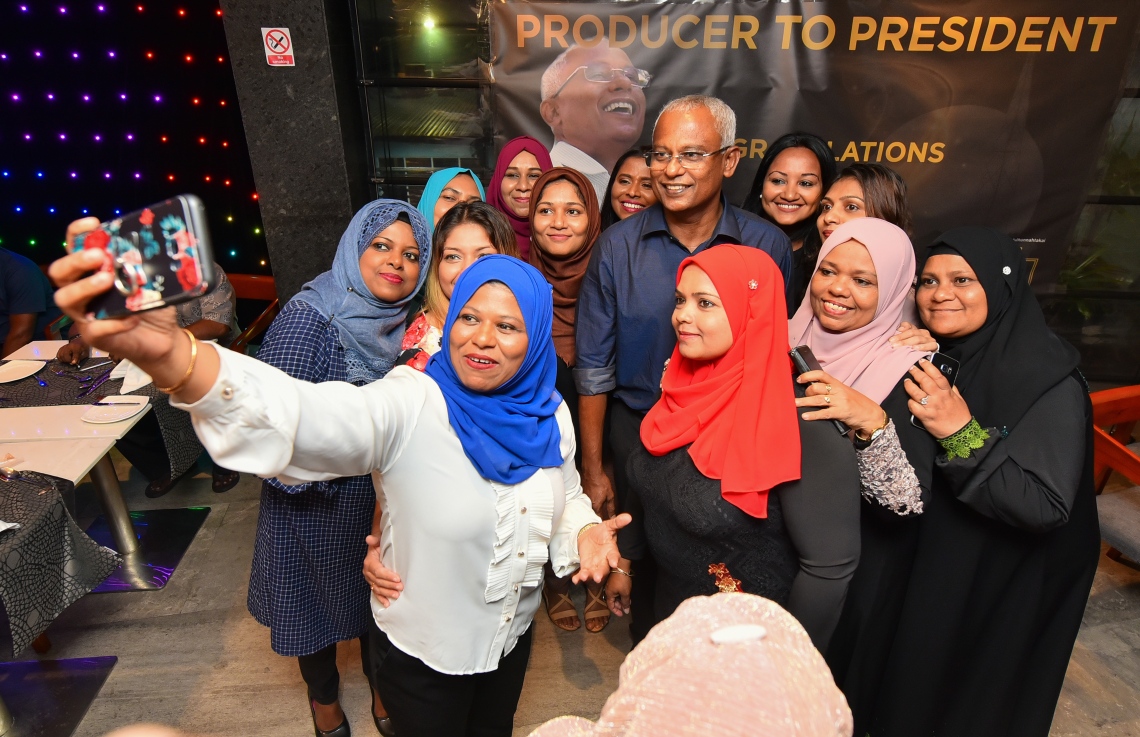 މާލެ: އޮކްޓޫބަރު 13، 2018- ޓީވީއެމްގެ ކުރީގެ މުވައްޒަފުންގެ ޖަމިއްޔާގެ ފަރާތުން އިންތިހާބީ ރައީސް އަދި ޓީވީއެމްގެ ކުރީގެ ޕްރޮޑިއުސަރު އިބްރާހިމް މުހައްމަދު ސޯލިހަށް މަރުހަބާ ދެންނެވުމުގެ ގޮތުން މާގިރި ހޮޓަލުގައި ބޭއްވި އެލުމްނައި ނައިޓްގައި އެ ޖަމިއްޔާގެ ބައެއް މެމްބަރުން އެމަނިކުފާނާ އެކު ސެލްފީއެއް ނަގަނީ.---ފޮޓޯ: ހުސައިން ވަހީދު/މިހާރު