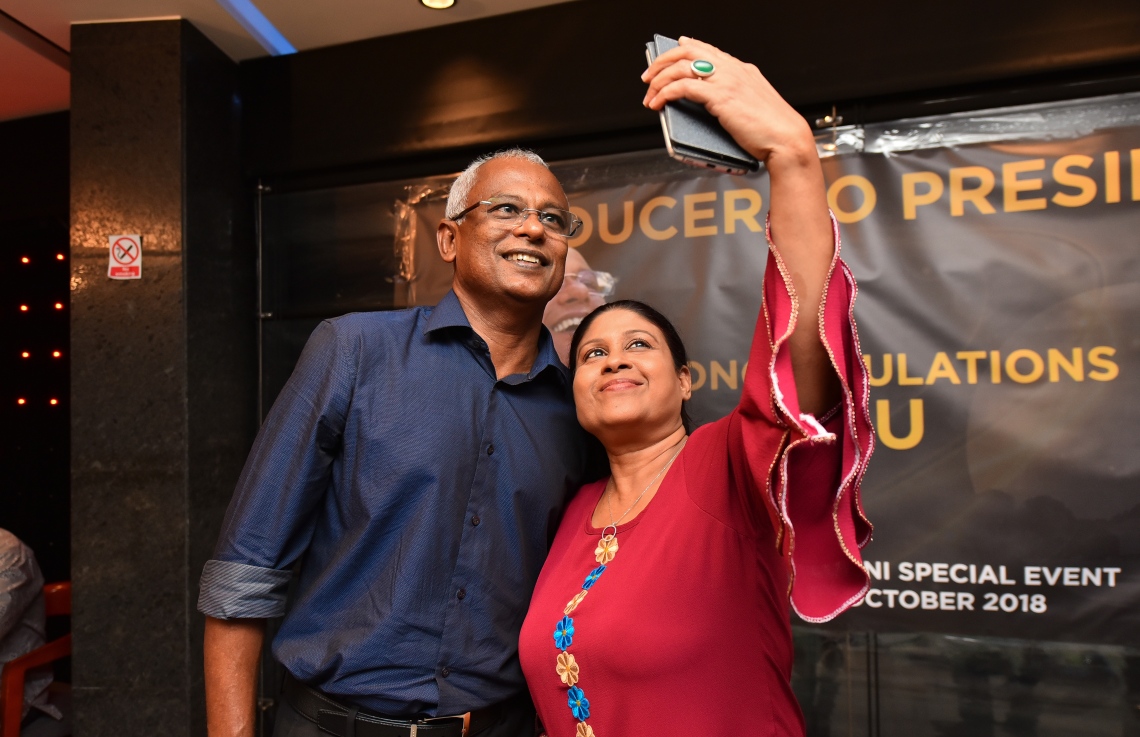 މާލެ: އޮކްޓޫބަރު 13، 2018- ޓީވީއެމްގެ ކުރީގެ މުވައްޒަފުންގެ ޖަމިއްޔާގެ ފަރާތުން އިންތިހާބީ ރައީސް އަދި ޓީވީއެމްގެ ކުރީގެ ޕްރޮޑިއުސަރު އިބްރާހިމް މުހައްމަދު ސޯލިހަށް މަރުހަބާ ދެންނެވުމުގެ ގޮތުން މާގިރި ހޮޓަލުގައި ބޭއްވި އެލުމްނައި ނައިޓްގައި، އެ ޖަމިއްޔާގެ މެމްބަރަކާ އެކު އިބޫ ސެލްފީއެއް ނަންގަވަނީ.---ފޮޓޯ: ހުސައިން ވަހީދު/މިހާރު