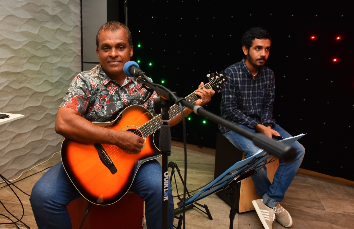 މާލެ: އޮކްޓޫބަރު 13، 2018- ޓީވީއެމްގެ ކުރީގެ މުވައްޒަފުންގެ ޖަމިއްޔާގެ ފަރާތުން އިންތިހާބީ ރައީސް އަދި ޓީވީއެމްގެ ކުރީގެ ޕްރޮޑިއުސަރު އިބްރާހިމް މުހައްމަދު ސޯލިހަށް މަރުހަބާ ދެންނެވުމުގެ ގޮތުން މާގިރި ހޮޓަލުގައި ބޭއްވި އެލުމްނައި ނައިޓްގައި، ލަވަކިޔުންތެރިޔާ އުމަރު ޒާހިރު ލަވައެއް ހުށަހަޅައި ދެނީ.---ފޮޓޯ: ހުސައިން ވަހީދު/މިހާރު