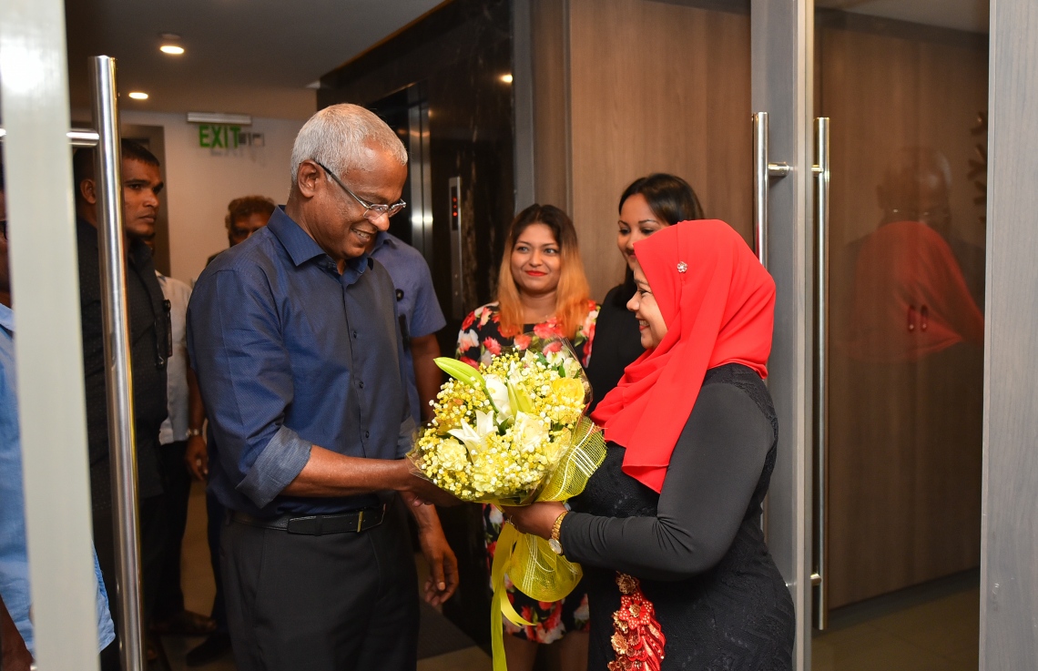 މާލެ: އޮކްޓޫބަރު 13، 2018: ޓީވީއެމްގެ ކުރީގެ މުވައްޒަފުންގެ ޖަމިއްޔާގެ ފަރާތުން އިންތިހާބީ ރައީސް އަދި ޓީވީއެމްގެ ކުރީގެ ޕްރޮޑިއުސަރު އިބްރާހިމް މުހައްމަދު ސޯލިހަށް މަރުހަބާ ދެންނެވުމުގެ ގޮތުން މާގިރި ހޮޓަލުގައި ބޭއްވި އެލުމްނައި ނައިޓަށް އެމަނިކުފާނު ވަޑައިގަތުމުން، އެ ޖަމިއްޔާގެ މެމްބަރެއް އިބޫ އަށް މާބޮނޑިއެއް އަރުވަނީ.---ފޮޓޯ: ހުސައިން ވަހީދު/މިހާރު