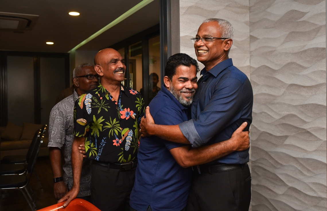 މާލެ: އޮކްޓޫބަރު 13، 2018- ޓީވީއެމްގެ ކުރީގެ މުވައްޒަފުންގެ ޖަމިއްޔާގެ ފަރާތުން އިންތިހާބީ ރައީސް އަދި ޓީވީއެމްގެ ކުރީގެ ޕްރޮޑިއުސަރު އިބްރާހިމް މުހައްމަދު ސޯލިހަށް މަރުހަބާ ދެންނެވުމުގެ ގޮތުން މާގިރި ހޮޓަލުގައި ބޭއްވި އެލުމްނައި ނައިޓްގައި އެ ޖަމިއްޔާގެ މެމްބަރު އަދި ކޮމީޑިއަން ޔޫސުފް ރަފީއު (ޔޫސޭ) އާއި އިބޫ ބައްދާލައްވަނީ.---ފޮޓޯ: ހުސައިން ވަހީދު/މިހާރު