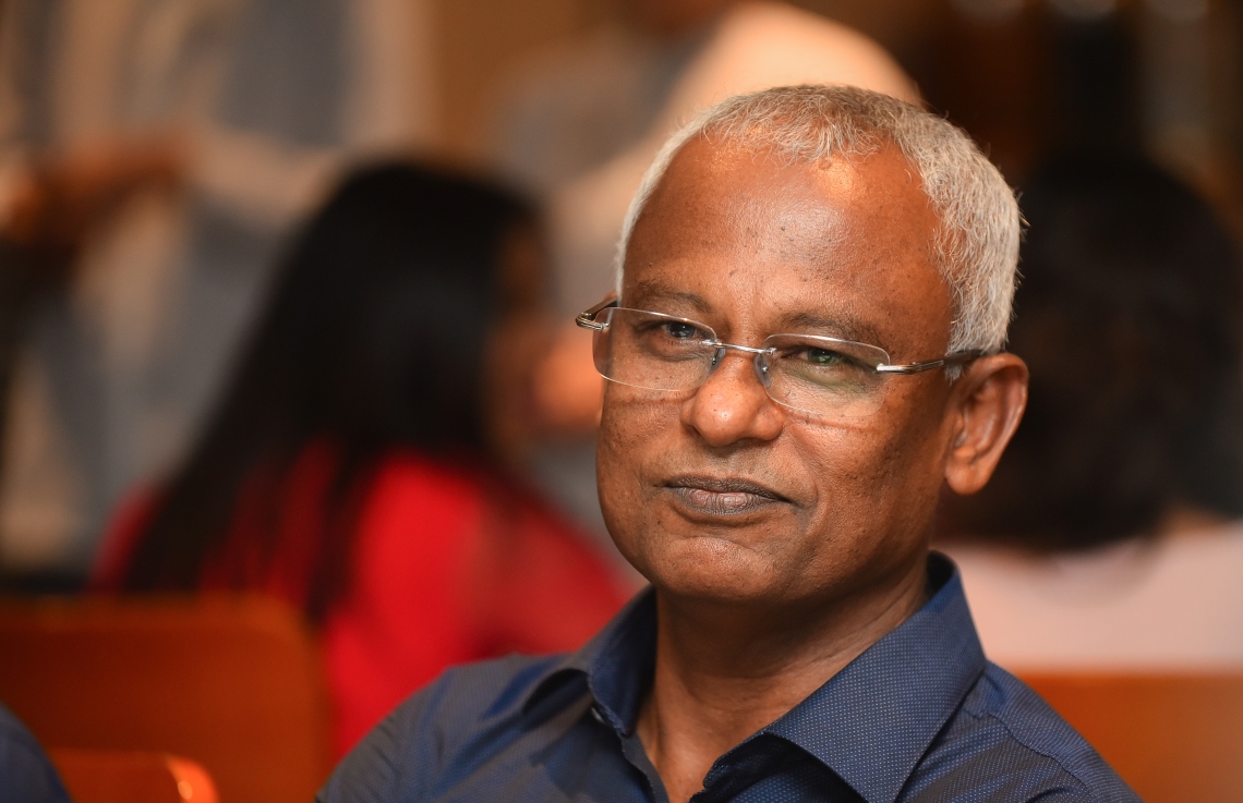 މާލެ: އޮކްޓޫބަރު 13، 2018- ޓީވީއެމްގެ ކުރީގެ މުވައްޒަފުންގެ ޖަމިއްޔާގެ ފަރާތުން އިންތިހާބީ ރައީސް އަދި ޓީވީއެމްގެ ކުރީގެ ޕްރޮޑިއުސަރު އިބްރާހިމް މުހައްމަދު ސޯލިހަށް މަރުހަބާ ދެންނެވުމުގެ ގޮތުން މާގިރި ހޮޓަލުގައި ބޭއްވި އެލުމްނައި ނައިޓްގައި އިބޫ ބައިވެރިވެވަޑައިގަންނަވަނީ،---ފޮޓޯ: ހުސައިން ވަހީދު/މިހާރު