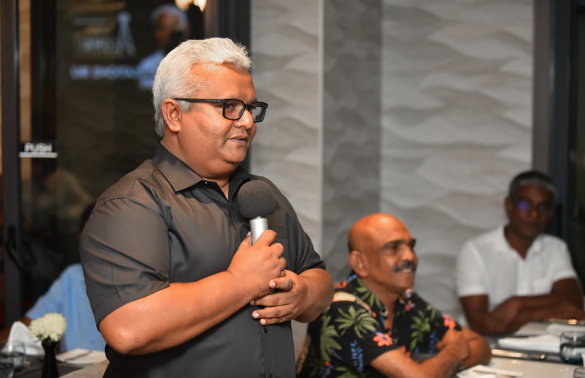 މާލެ: އޮކްޓޫބަރު 13، 2018- ޓީވީއެމްގެ ކުރީގެ މުވައްޒަފުންގެ ޖަމިއްޔާގެ ފަރާތުން އިންތިހާބީ ރައީސް އަދި ޓީވީއެމްގެ ކުރީގެ ޕްރޮޑިއުސަރު އިބްރާހިމް މުހައްމަދު ސޯލިހަށް މަރުހަބާ ދެންނެވުމަށް ބޭއްވި އެލުމްނައި ނައިޓްގައި އެ ޖަމިއްޔާގެ މެމްބަރު އަދި ޓީވީއެމްގެ ކުރީގެ ސީއޯއޯ މުހައްމަދު އާސިފް (މޮންދު) ވާހަކަ ދައްކަވަނީ،---ފޮޓޯ: ހުސައިން ވަހީދު/މިހާރު