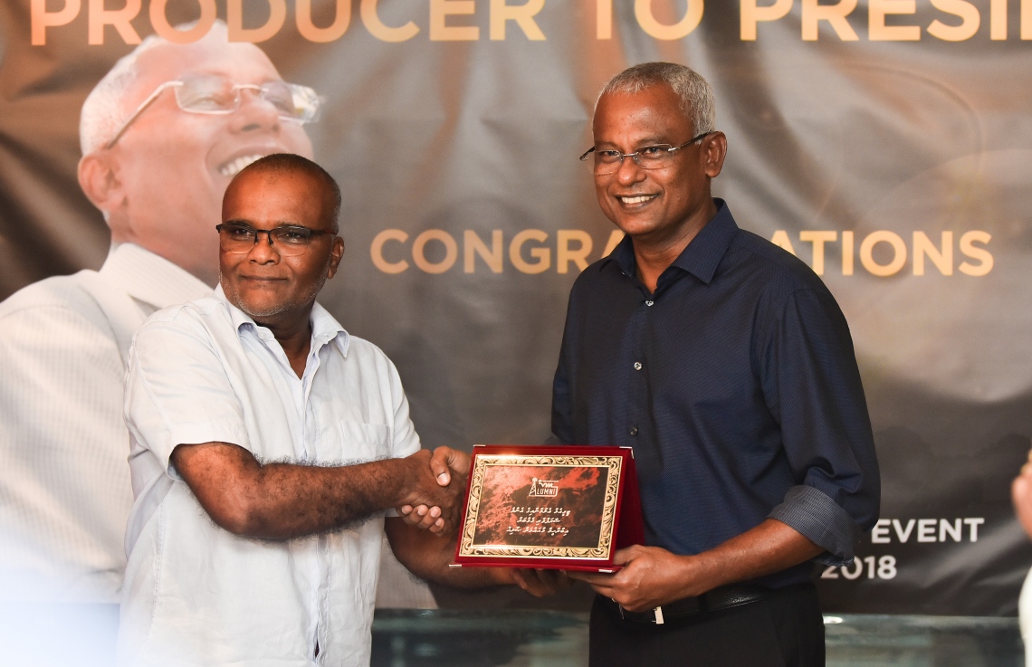 މާލެ: އޮކްޓޫބަރު 13، 2018- ޓީވީއެމްގެ ކުރީގެ މުވައްޒަފުންގެ ޖަމިއްޔާގެ ފަރާތުން އިންތިހާބީ ރައީސް އަދި ޓީވީއެމްގެ ކުރީގެ ޕްރޮޑިއުސަރު އިބްރާހިމް މުހައްމަދު ސޯލިހަށް މަރުހަބާ ދެންނެވުމުގެ ގޮތުން މާގިރި ހޮޓަލުގައި ބޭއްވި އެލުމްނައި ނައިޓްގައި އެ ޖަމިއްޔާގެ ފަރާތުން އިބޫއަށް ހަނދާނީ ފިލައެއް އަރުވަނީ،---ފޮޓޯ: ހުސައިން ވަހީދު/މިހާރު