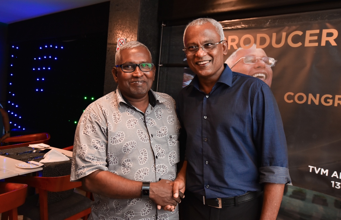 މާލެ: އޮކްޓޯބަރު 13، 2018- ޓީވީއެމްގެ ކުރީގެ މުވައްޒަފުންގެ ޖަމިއްޔާގެ ފަރާތުން އިންތިހާބީ ރައީސް އަދި ޓީވީއެމްގެ ކުރީގެ ޕްރޮޑިއުސަރު އިބްރާހިމް މުހައްމަދު ސޯލިހަށް މަރުހަބާ ދެންނެވުމަށް މާގިރި ހޮޓަލުގައި ބޭއްވި އެލުމްނައި ނައިޓްގައި އެ ޖަމިއްޔާގެ މެމްބަރަކާ އެކު އިބޫ ފޮޓޯފުޅެއް ނަންގަވަނީ،---ފޮޓޯ: ހުސައިން ވަހީދު/މިހާރު