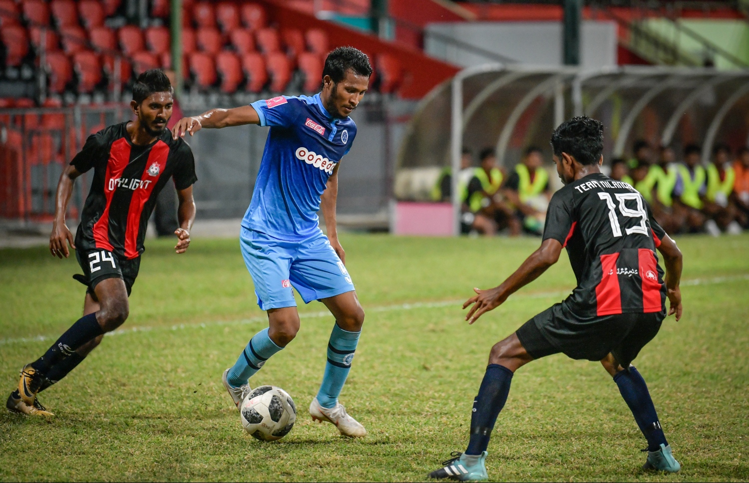 ދިވެހި ޕްރިމިއާ ލީގުގެ މެޗެއްގެ ތެރެއިން ނިލަންދޫގެ ދެ ކުޅުންތެރިން ކައިރިން ނިއުގެ ހަމްޕު (މ) ބޯޅަ ހިފައިގެންދަނީ.-- ފޮޓޯ: ނިޝާން އަލީ/ މިހާރު