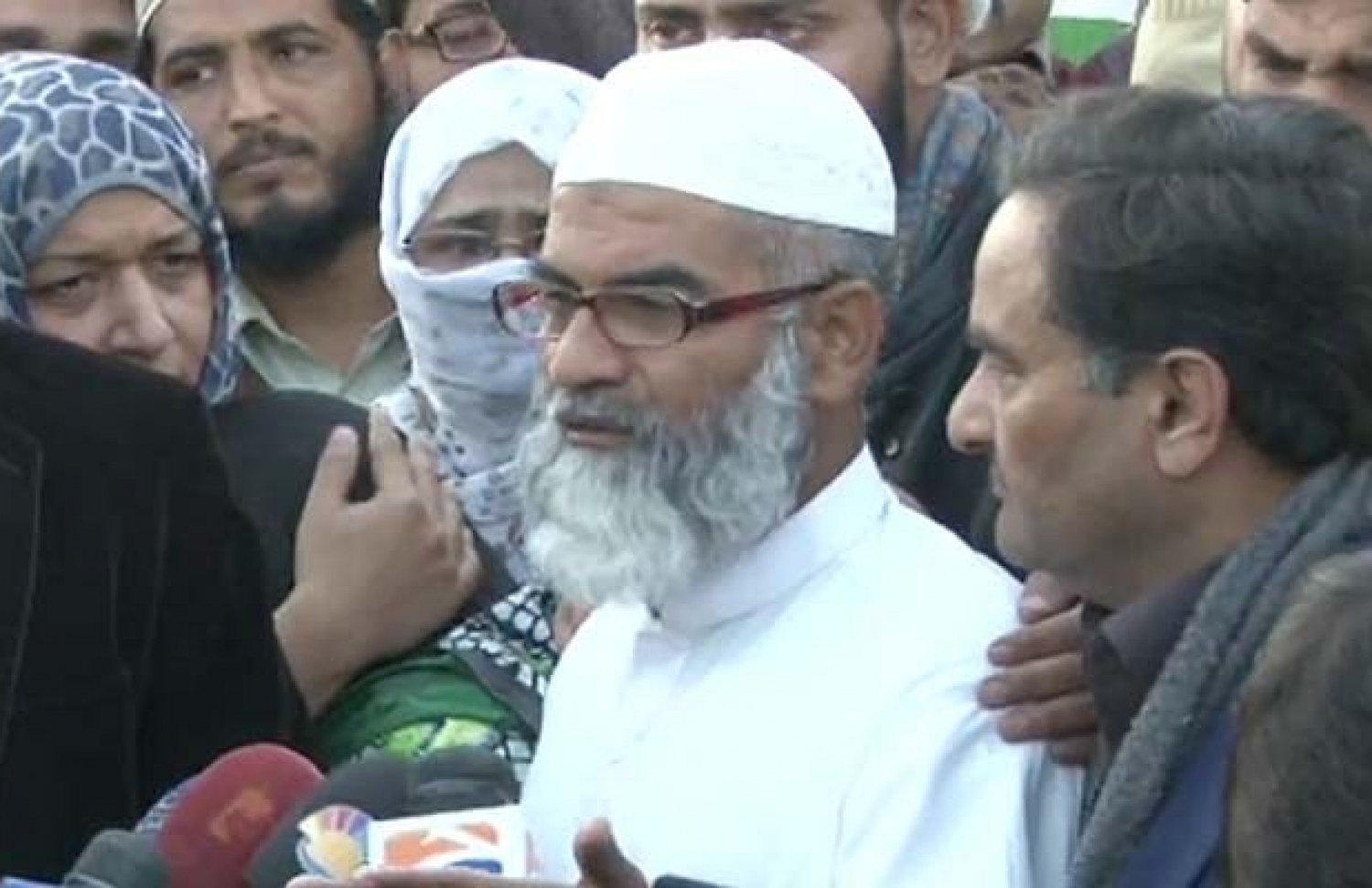 ޒައިނަބުގެ ބައްޕަ އަންސާރީ ކޯޓު ބޭރުގައި ވާހަކަ ދައްކަނީ.