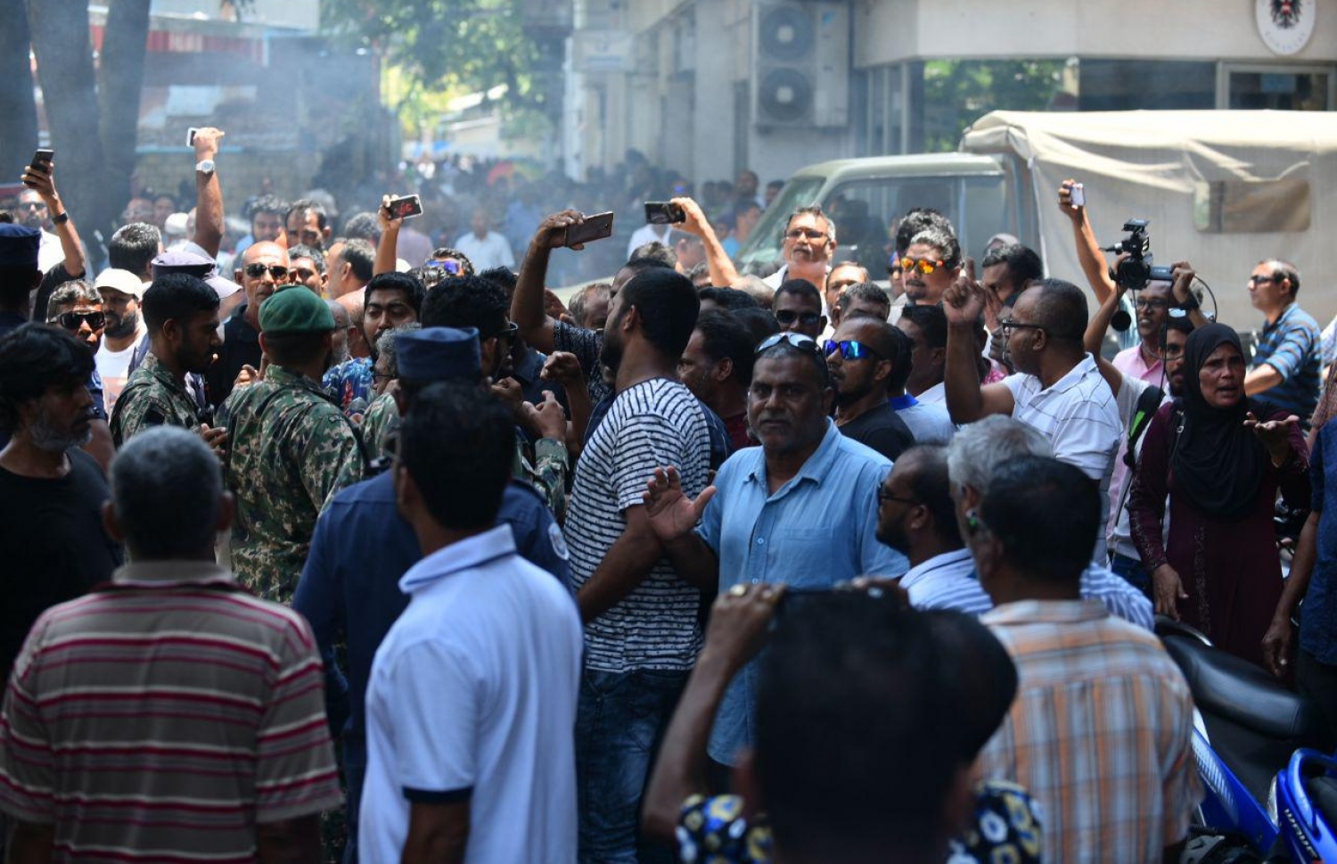 ސުޕްރީމް ކޯޓު ސަރަހައްދަށް އެއްވެ ތިބި މީހުން ނުރުހުން ފާޅުކުރަނީ-- ފޮޓޯ: ނިޝާން އަލީ/މިހާރު