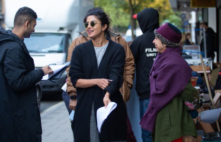 ލަންޑަނުގައި ކުރިއަށްދާ "ދަ ސްކައި އިޒް ޕިންކް" ގެ ޝޫޓިންގެ ތެރެއިން.