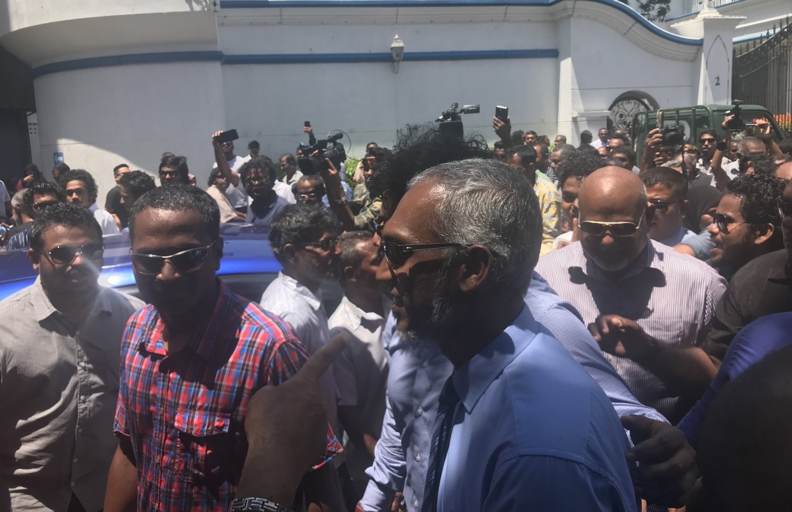 މިނިސްޓަރު މުއިއްޒު ކޯޓު ސަރަހައްދުގައި ހުންނަވަނިކޮށް ދިމާކޮށްލުން-- ފޮޓޯ: މިހާރު