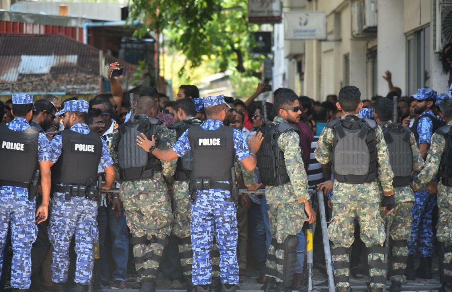 ރިޔާސީ އިންތިޚާބު ބާތިލް ކުރުމާ ގުޅޭ މައްސަލަ ސުޕްރީމް ކޯޓުގައި މިއަދު ފެށުމުގެ ކުރިން، އެ ސަރަހައްދަށް އެއްވި މީހުން ފޮނުވައިލުމަށް ސިފައިންނާއި ފުލުހުން ހަރަކާތްތެރިވަނީ.---ފޮޓޯ: އަހުމަދު ނިޝާތު/މިހާރު