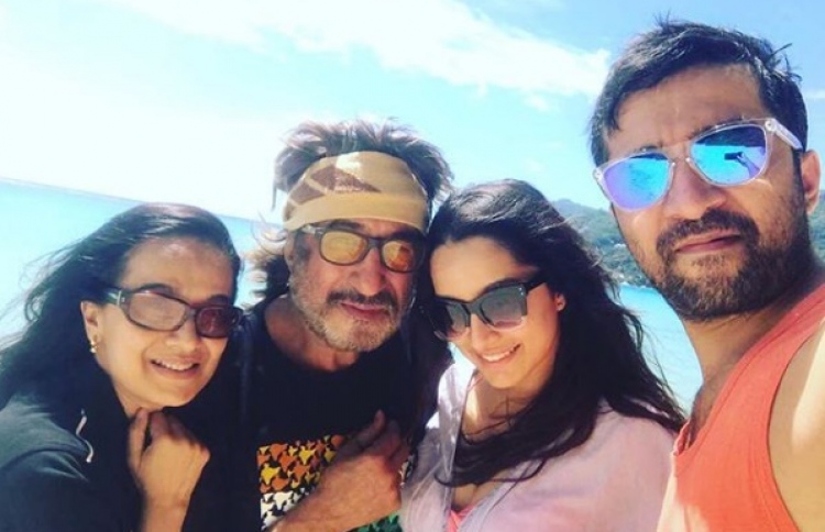 ޝްރަދާ، ބައްޕަ އާއި މަންމަ އަދި ބޭބެއާ އެކު.