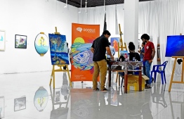Observers checking out the live painting sessions at Unveiling Visions 2018, an art exhibition hosted by Maldivian Artist Community at the National Art Gallery. PHOTO: LUJINE RASHEED / THE EDITION