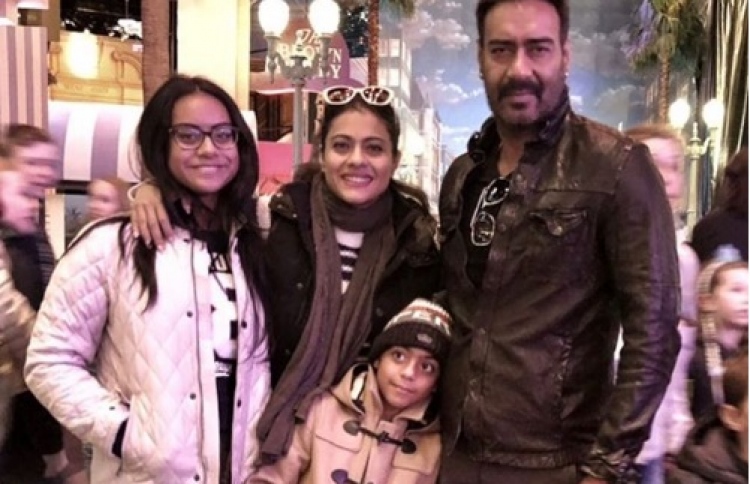 ކާޖޮލް، ފިރިމީހާ އަޖޭ އާއި ދެ ކުދިންނާ އެކު.