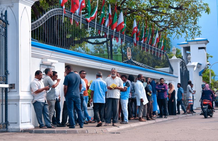 އިންތިޚާބާ ގުޅޭ ހުކުމް އަޑުއަހަން ގިނަ ބަޔަކު ކިއޫއަށް