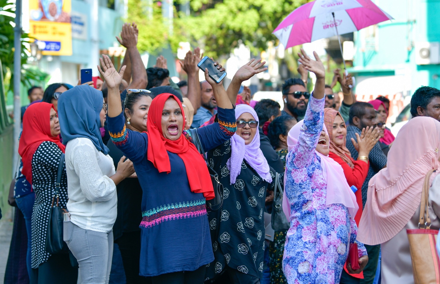 ސުޕްރީމް ކޯޓުގައި އަޑުއެހުމެއް ކުރިއަށް ދިޔަ ވަގުތު، އިންތިހާބު ބާތިލުކުރުމަށް ގޮވާލައި ރައީސް ޔާމީންގެ ސަޕޯޓަރުން އަޑުއުފުލަނީ.---ފޮޓޯ: ހުސައިން ވަހީދު/މިހާރު