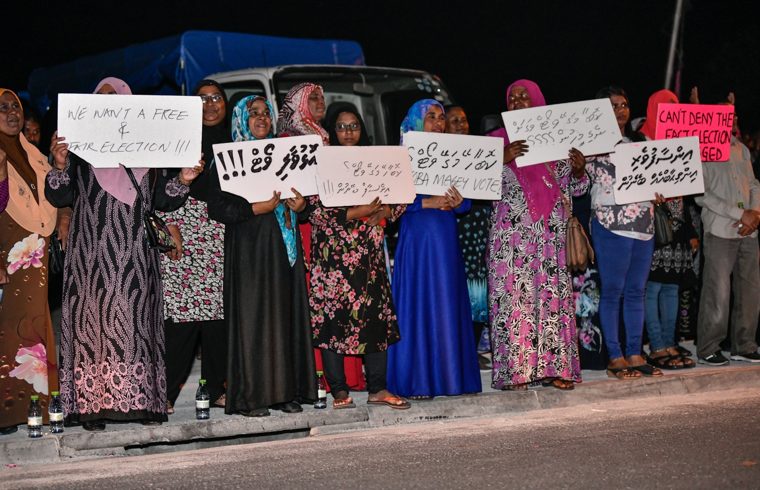 ރިޔާސީ އިންތިޚާބުގެ ވޯޓު އޮޅުވާލާފައިވާ ކަމަށް ބުނެ ޕީޕީއެމުން ސިލްސިލާކޮށް ބާއްވާ ޝުއޫރު ފާޅުކުރުމުގެ ހަރަކާތް، އެ ޕާޓީގެ އޮފީސް ކުރިމަތީގައި ރޭ ކުރިއަށް ގެންދަނީ.---ފޮޓޯ: ހުސައިން ވަހީދު/މިހާރު