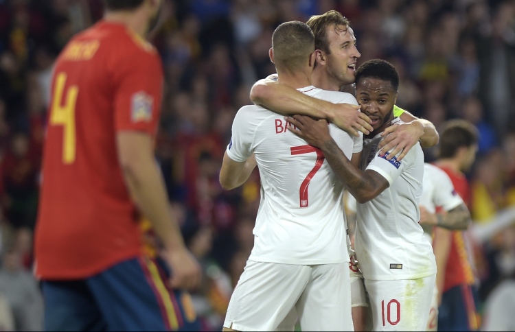 ސްޕެއިން ބަލިކޮށް އިންގްލެންޑަށް އުއްމީދެއް