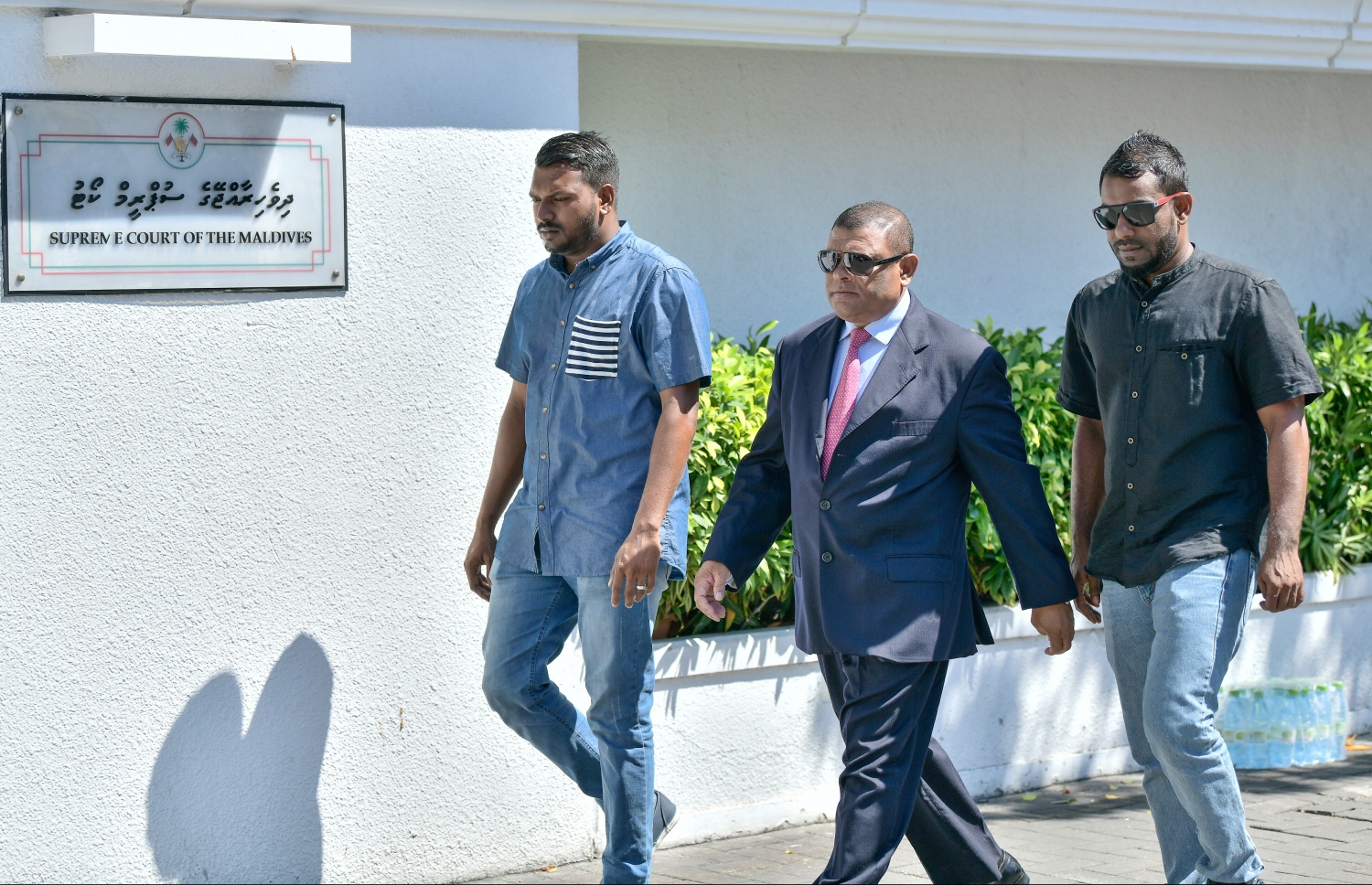 ރިޔާސީ އިންތިޚާބު ބާތިލް ކުރުމަށް އެދިވަޑައިގެން ރައީސް ޔާމީން ސުޕްރީމް ކޯޓަށް ހުށަހެޅުއްވި މައްސަލައިގެ ފަހު އަޑުއެހުމަށް، އެމަނިކުފާނުގެ ގާނޫނީ ވަކީލުންގެ ޓީމުގައި ހިމެނިވަޑައިގަންނަވާ މުހައްމަދު ސަލީލް (ރޭނިސް) އިއްޔެ ވަޑައިގަންނަވަނީ.---ފޮޓޯ: ނިޝާން އަލީ/މިހާރު