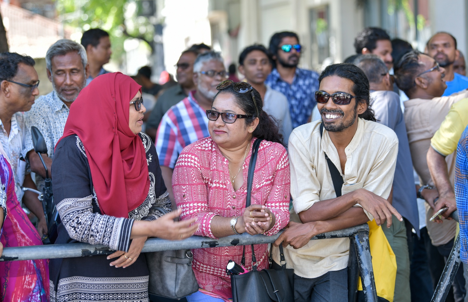 އިންތިޚާބާ ގުޅޭ ގޮތުން ސުޕްރީމް ކޯޓަށް ހުށަހެޅި މައްސަލައިގެ އަޑުއެހުންތައް ކުރިއަށް ދިޔަ ވަގުތު، އެ ސަރަހައްދަށް އެއްވި ބައެއް މީހުން މަޑުކޮށްލައިގެން. --- ފޮޓޯ: ނިޝާން އަލީ/ މިހާރު