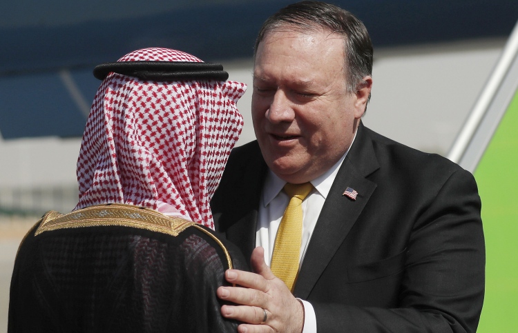 މައްސަލަ ހޫނުވެފައި ވަނިކޮށް އެމެރިކާގެ ޚާރިޖީ ވަޒީރު ސައުދީއަށް