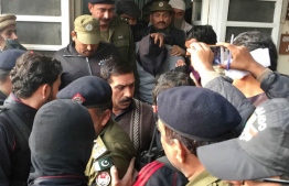 ޒައިނަބުގެ ގާތިލް އިމްރާން ލާހޯރުގެ ކޯޓަށް ހާޒިރު ކުރަނީ. --އޭއެފްޕީ ފައިލް ފޮޓޯ