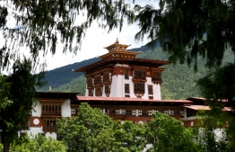 This photo taken on August 24, 2018, shows the historic Punakha Dzong administrative centre, a prominent tourist attraction in Punakha. - China's annexation of Tibet in 1951 and an unresolved border dispute have been irritants in ties with Bhutan but Beijing is seeking to mend relations and extend a hand of friendship to the world's youngest democracy. (Photo by ARUN SANKAR / AFP) / 