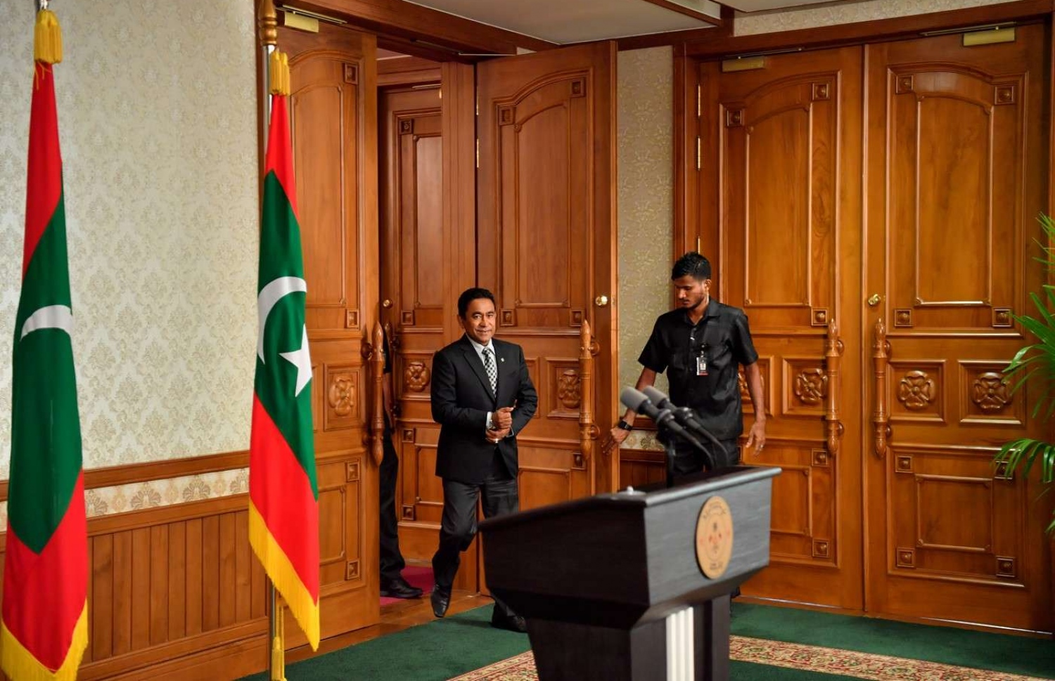 ރައީސް ޔާމީން މިއަދު ގައުމާ މުޚާތަބް ކުރެއްވުމަށް ޕޯޑިއަމް ކައިރިއަށް ވަޑައިގަންނަވަނީ. --- ފޮޓޯ: ރައީސް އޮފީސް