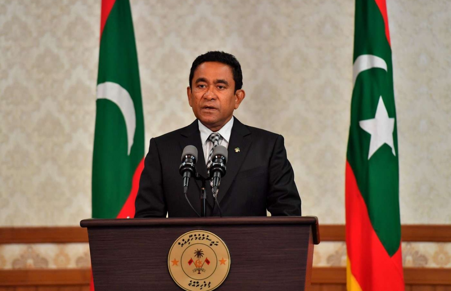 ރައީސް އަބްދުﷲ ޔާމީން، އެމަނިކުފާނު ހުށަހެޅުއްވި މައްސަލައިގެ އަޑުއެހުންތައް ސުޕްރީމް ކޯޓުން ނިންމައިލިތާ އެއް ދުވަސް ފަހުން އިއްޔެ ގައުމާ މުޚާތަބު ކުރައްވައި ވާހަކަފުޅު ދައްކަވަނީ. -ފޮޓޯ: ރައީސް އޮފީސް