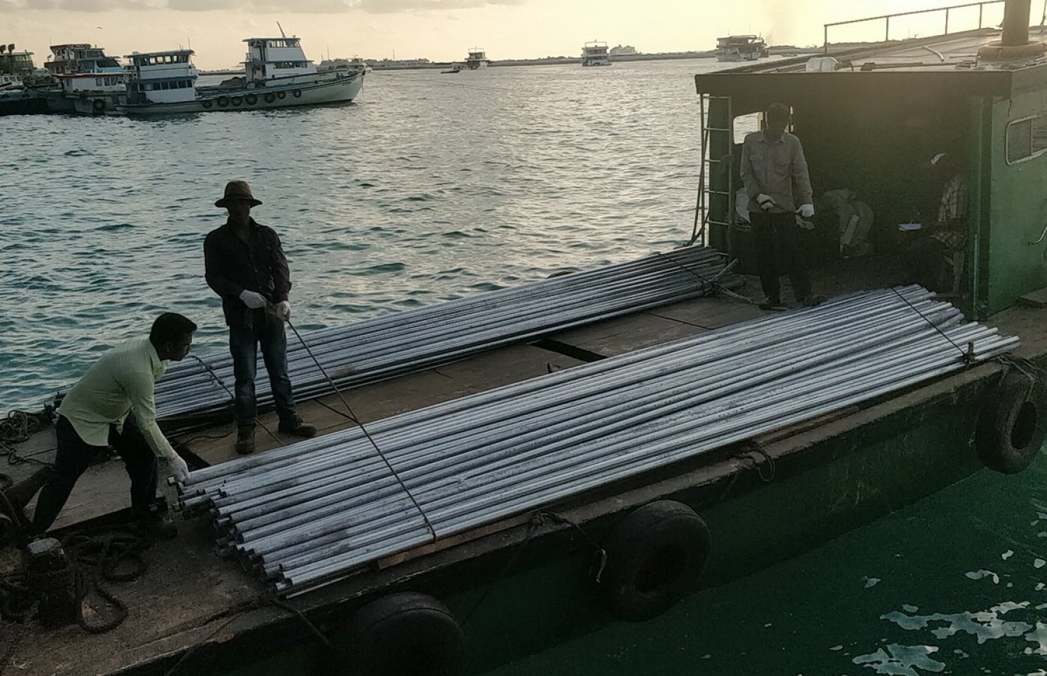 އެޗްޑީސީގެ ހޮޅިތަކެއް ހުޅުމާލެއިން ބޭރު ކުރަނިކޮށް ހުއްޓުވާފައި-- ޓްވިޓާ ފޮޓޯ: ނިޝާރު އިބްރާހިމް