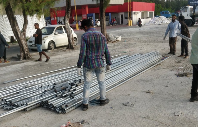 ކެމްޕެއިނަށް ޖެހި  ހޮޅިތައް ބޭރުކުރަނިކޮށް ހުއްޓުވައިފި