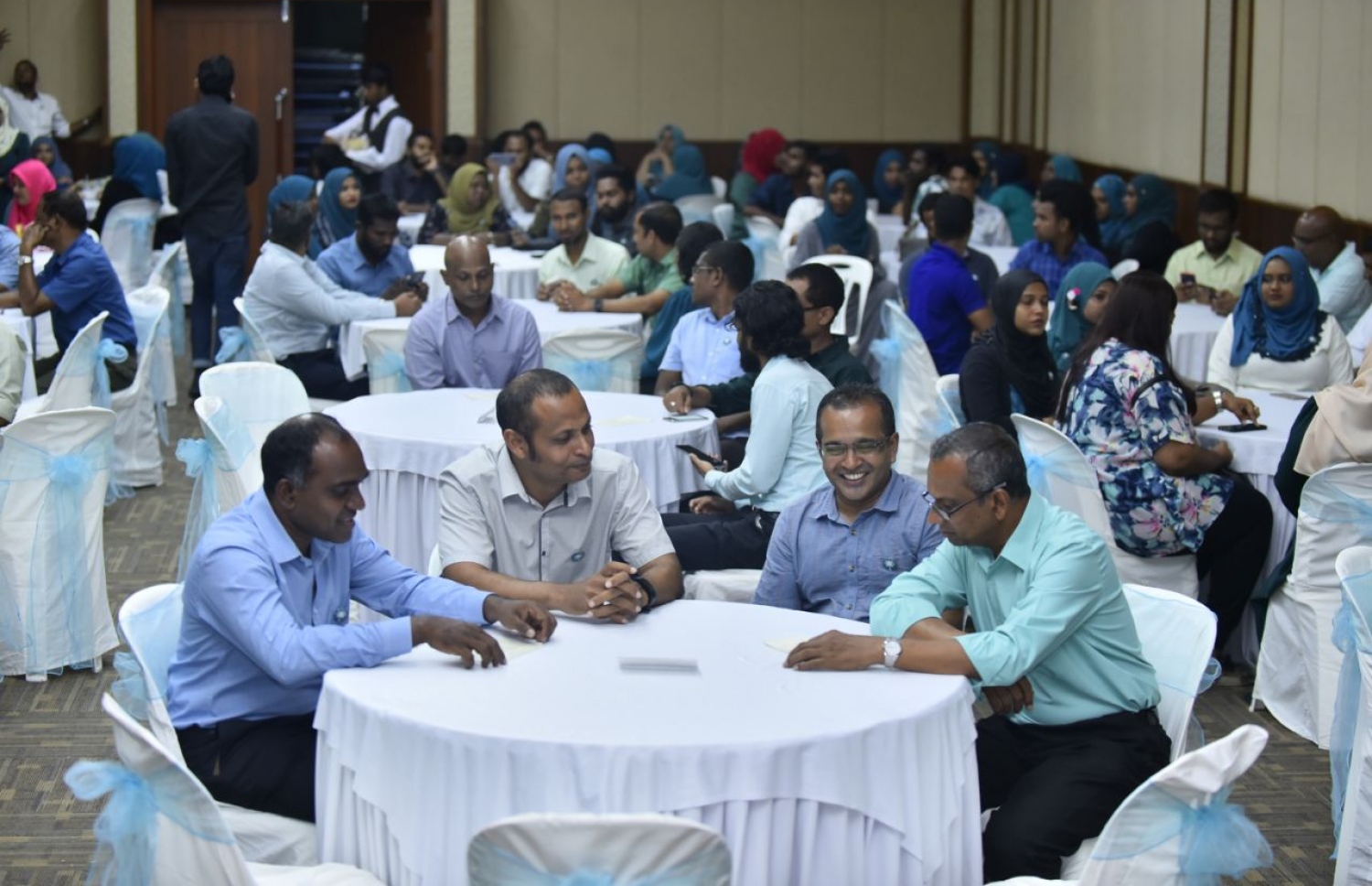 ވިލާ ކޮލެޖަށް 11 އަހަރު ފުރުން ފާހަގަކުރަން އެ ކޮލެޖުގައި ރޭ ބޭއްވި ރަސްމިއްޔާތުގައި ބައިވެރިވެވަޑައިގެންނެވި ބައެއް ބޭފުޅުން.-- ފޮޓޯ: އަހުމަދު ނިޝާތު/ މިހާރު