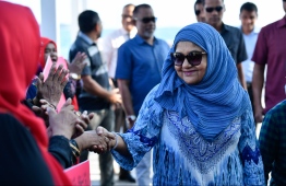 First Lady shaking hands of supporters gathered to welcome her. PHOTO: HUSSAIN WAHEED / MIHAARU