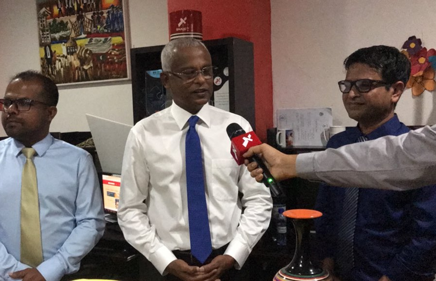 އިބޫ ރާއްޖެ ޓީވީއަށް ވަޑައިގެން ނޫސްވެރިންނާ ވާހަކަ ދައްކަވަނީ-- ފޮޓޯ: ރާއްޖެ ޓީވީ